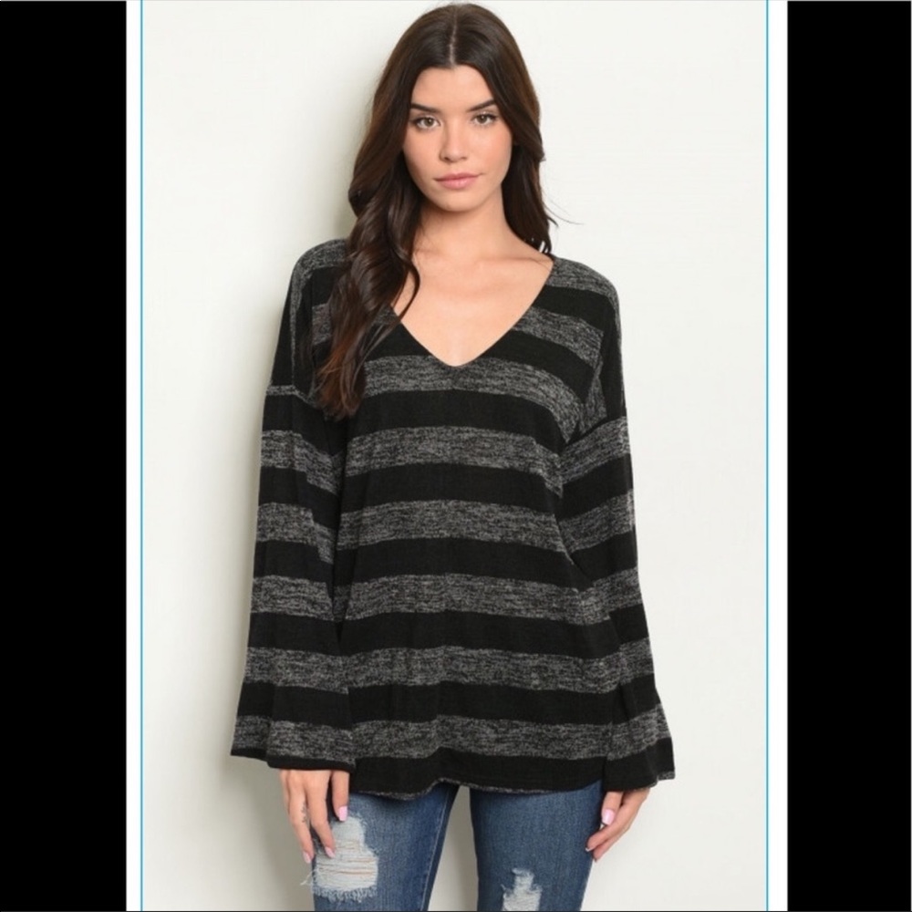 🎀WOMENS TOP🎀 - Picture 2 of 5